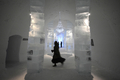 スウェーデン北部ユッカスヤルビ（Jukkasjaervi）の「アイスホテル（Icehotel）」の廊下を歩く宿泊客（2009年1月8日撮影）。(c)AFP/OLIVIER MORIN