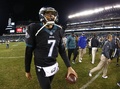 15NFL第6週、フィラデルフィア・イーグルス対ニューヨーク・ジャイアンツ。勝利を喜びながらフィールドを去るフィラデルフィア・イーグルスのQBサム・ブラッドフォード（2015年10月19日撮影）。(c)AFP/Getty Images/Rich Schultz