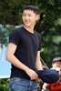韓国の人気俳優ソン･ジュンギ（Song Joong-ki）が27日、兵役の義務を果たすため、韓国・江原道（Gangwon-do）の第102補充隊に入隊した。ソン･ジュンギは、訓練兵として5週間の基礎軍事訓練を行った後、21か月の間兵士として服務する。写真は入隊するソン･ジュンギ（2013年8月27日撮影）。(c)STARNEWS