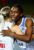 南アフリカ・プレトリアで開催された陸上選手権で、女子200メートルを制したキャスター・セメンヤ（右、2020年3月13日撮影）。(c)Phill Magakoe / AFP