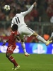 サッカー欧州チャンピオンズリーグ2013-14（UEFA Champions League 2013-14）準決勝第2戦、バイエルン・ミュンヘン（Bayern Munich）対レアル・マドリード（Real Madrid）。ボールを競るバイエルン・ミュンヘンのデヴィッド・アラバ（David Alaba、左）とレアル・マドリードのギャレス・ベイル（Gareth Bale、2014年4月29日撮影）。(c)AFP/ODD ANDERSEN