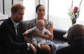 南アフリカ・ケープタウンでデズモンド・ツツ元大主教（手前）と面会する、英ヘンリー王子夫妻と長男のアーチーちゃん（2019年9月25日撮影）。(c)HENK KRUGER / POOL / AFP
