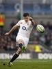 ラグビーシックスネイションズ（Six Nations Rugby 2013）は10日、第2週の1試合が行われ、イングランドが12-6でアイルランドを下し、グランドスラム（全勝優勝）へ向けて開幕2連勝を飾った。

ペナルティーキックを蹴るイングランドのオーウェン・ファレル（Owen Farrell、2013年2月10日撮影）。(c)AFP/PETER MUHLY