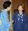 北海道洞爺湖サミット（G8 Hokkaido Toyako Summit）の初日に行われた首脳夫人の昼食会で、ローラ・ブッシュ（Laura Bush）米大統領夫人（右）と握手を交わす福田貴代子（Kiyoko Fukuda）首相夫人（2008年7月7日撮影）。(c)AFP