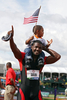 陸上、全米選手権（USA Outdoor Track &amp; Field Championships）男子100メートル決勝。優勝し、息子と歓喜するジャスティン・ガトリン（Justin Gatlin、2012年6月24日撮影）。(c)AFP/Getty Images/Christian Petersen