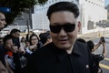 中国・香港の米国領事館前で、北朝鮮の金正恩朝鮮労働党委員長に扮（ふん）したハワードさん（2017年1月25日撮影）。(c)AFP/Anthony WALLACE