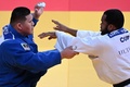 世界柔道選手権、男子100キロ超級。決勝でキューバのアンディ・グランダ（右）と対戦する斉藤立（2022年10月12日撮影）。(c)Kirill KUDRYAVTSEV / AFP