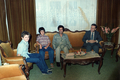 リビアの首都トリポリ（Tripoli）のムアマル・カダフィ（Moamer Kadhafi）大佐の邸宅と、三男サーディ（Saadi Kadhafi）氏の市内の別荘からアルバムが発見された。

写真はカダフィ家のアルバムより、シリアの首都ダマスカス（Damascus）でハフェズ・アサド（Hafez al-Assad）大統領と会談するカダフィ大佐（中央）。左は大統領の息子たち（撮影日不明、2011年8月30日入手）。(c)AFP