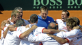 男子テニス、国別対抗戦のデビスカップ（Davis Cup 2012）は16日、ワールドグループ準決勝がアルゼンチンのブエノスアイレス（Buenos Aires）で行われ、アルゼンチンとの対戦成績を3勝1敗としたチェコが決勝に進出した。

チェコのトマス・ベルディハ（Tomas Berdych）は第4試合のシングルスでアルゼンチンのカルロス・ベルロク（Carlos Berlocq）を6-3、6-3、6-4で下した。

決勝進出が決まり、歓喜するチェコの選手（2012年9月16日撮影）。(c)AFP/ALEJANDRO PAGNI