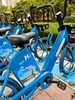 山西省臨汾市曲沃県のショッピングモール前に並ぶ水素自転車（2023年11月3日撮影）。(c)Xinhua News