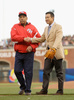 第3回ワールド・ベースボール・クラシック（2013 World Baseball Classic、WBC）は17日、米カリフォルニア（California）州サンフランシスコ（San Francisco）で準決勝が行われ、日本は1-3でプエルトリコに敗れた。

始球式を終え、オーランド・セペダ（Orlando Cepeda、左）氏と握手を交わす原辰徳（Tatsunori Hara）氏（2013年3月17日撮影）。(c)AFP/Getty Images/Ezra Shaw