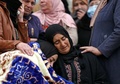 ヨルダン川西岸ラマラ近郊の村で営まれた葬儀で嘆き悲しむ、イスラエル軍に銃撃され死亡した少年のアリ・アイマン・ナスル・アブ・アリヤ君と女きょうだい（2020年12月5日撮影）。(c)ABBAS MOMANI / AFP