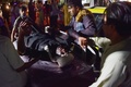 アフガニスタンの首都カブールの空港付近で起きた爆発により負傷し、搬送される人（2021年8月26日撮影）。(c)Wakil KOHSAR / AFP