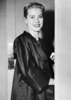 米ハリウッド女優からモナコ大公妃へと華麗な転身を見せたグレース・ケリー（Grace Kelly）が交通事故で非業の死を遂げてから、14日で30年を迎える。

人気女優として映画『モガンボ（Mogambo）』（1953）では俳優クラーク・ゲーブル（Clark Gable）と共演し、サスペンス映画の巨匠アルフレッド・ヒッチコック（Alfred Hitchcock）監督の『裏窓（Rear Window）』（1954）、『ダイヤルMを廻せ（Dial M for Murder）』（同）、『泥棒成金（To Catch a Thief）』（1955）などで次々ヒロインをつとめたグレース・ケリーは、1956年にモナコのレーニエ3世公（Prince Rainier III）と結婚し、グレース公妃（Princess Grace）となった。

だが1982年9月13日、グレース公妃はモナコ郊外ラ・トゥルビー（La Turbie）を車で走行中、事故に遭い、翌日帰らぬ人となった。富裕層の保養地モナコのイメージを確立したシンボルとして現在も深く愛されており、モナコではその死を悼む回顧展「グレース：シンボル・オブ・チェンジ（Grace, a Symbol of Change）」が開催されている。

写真は、ハリウッド女優時代のグレース・ケリー（1950年代撮影）。(c)AFP/INP
