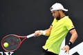 全豪オープンテニス、男子シングルス1回戦。リターンを打つラドゥ・アルボット（2022年1月17日撮影）。(c)Paul Crock / AFP
