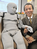 大阪大学（Osaka University）の浅田稔（Minoru Asada）教授と、同教授率いる研究チームが開発した子ども型ヒューマノイドロボット「CB2」（2009年3月10日撮影）。(c)AFP/Yoshikazu TSUNO