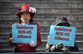 韓国・ソウルで行われた反北朝鮮デモで、プラカードを持って抗議する親米保守派の活動家ら（2019年2月26日撮影）。(c)Jung Yeon-je / AFP