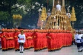タイの首都バンコクで行われたプミポン・アドゥンヤデート前国王の火葬式。後方に見える金色の山車で、前国王の遺骨が入った骨つぼが運ばれた（2017年10月26日撮影）。(c)AFP/Roberto Schmidt