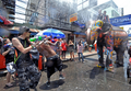タイ・バンコク（Bangkok）の観光客に人気があるカオサン（Khao San）通りで12日、旧正月を祝う水かけ祭り「ソンクラーン（Songkran）」が行われた。写真は、ゾウに水を掛ける観光客（2010年4月12日撮影）。(c)AFP/PORNCHAI KITTIWONGSAKUL