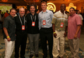写真は、出席した（左から）%%Scott Prusha%%、%%Bill Sawtelle%%、マイク・アンダーソン（%%Mike Anderson%%）、マイアミ・ドルフィンズ（%%Miami Dolphins%%）のジョン・ベック（%%John Beck%%）、オークランド・レイダース（%%Oakland Raiders%%）のジョニーリー・ヒギンズ（%%Johnnie Lee Higgins%%）、 %%Carlos Ecklar%%。(c)Getty Images/AFP Frederick M. Brown