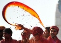 インド・バルサナ（Barsana）にあるラーダー・ラニ寺院（Radha Rani Temple）で21日、春を迎える祭り「Lathmar Holi」が催され、人々がカラフルな粉や水を掛け合った。ヒンズー教の春の祭典「ホーリー（Holi）」は今年は3月27日に行われるが、バーサーナには一足早く、地元版の「Lathmar Holi」で春を祝う習わしがある（2013年3月21日撮影）。(c)AFP/Sanjay Kanojia