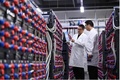湖北省襄陽市内のクラウドコンピューティングセンターで、電力システムの巡回点検を行う技術者（撮影日不明、資料写真）。(c)People’s Daily/謝勇