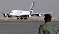2007年11月11日、ドバイ（Dubai）の航空ショーで離陸準備するエアバスの超大型旅客機「A380」。(c)AFP/KARIM SAHIB