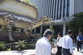 米首都ワシントン（Washington D.C.）のナショナルジオグラフィック博物館（National Geographic Museum）の前に設置された肉食恐竜「スピノサウルス・エジプティアクス（Spinosaurus aegyptiacus）」の復元模型（2014年9月11日撮影）。(c)AFP/Saul LOEB