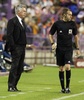 13-14スペイン1部リーグ第34節延期分、レアル・バジャドリード（Real Valladolid）対レアル・マドリード（Real Madrid）。試合を見守るレアル・マドリードのカルロ・アンチェロッティ（Carlo Ancelotti）監督（左、2014年5月7日撮影）。(c)AFP/CESAR MANSO