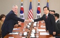 韓国国防省での会談に当たり、握手を交わす韓民求国防相（右）とジェームズ・マティス米国防長官（2017年2月3日撮影）。(c)AFP/Kim Min-Hee