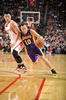 米プロバスケットボール協会（NBA）のロサンゼルス・レイカーズ（Los Angeles Lakers）に所属するスティーブ・ナッシュ（Steve Nash）が8日、ヒューストン・ロケッツ（Houston Rockets）戦で史上5人目となる通算1万アシストを達成した。

ナッシュは前半にアントワン・ジェイミソン（Antawn Jamison）の得点をアシストし、リーグ史上4番目の速さとなる通算1162試合目で1万アシストに到達した。

ヒューストン・ロケッツのジェレミー・リン（Jeremy Lin）をかわすロサンゼルス・レイカーズのスティーブ・ナッシュ（2013年1月8日撮影）。(c)AFP/Getty Images/NBAE/Bill Baptist