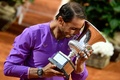 テニス、イタリア国際、男子シングルス決勝。トロフィーをかんで優勝を喜ぶラファエル・ナダル（2021年5月16日撮影）。(c)Filippo MONTEFORTE / AFP