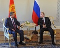 ロシア・サンクトペテルブルクでキルギスタンのアルマズベク・アタムバエフ大統領との会談に臨むロシアのウラジーミル・プーチン大統領（右、2015年3月16日撮影）。(c)AFP/ANATOLY MALTSEV