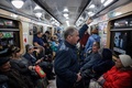 ウクライナ・ハルキウで地下鉄に乗る人（2022年5月24日撮影）。(c)Dimitar DILKOFF / AFP