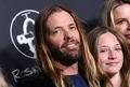 米ロックバンド「フー・ファイターズ」のドラマー、テイラー・ホーキンスさん。ハリウッドで（2022年2月16日撮影）。(c)VALERIE MACON / AFP
