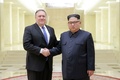 北朝鮮・平壌で握手をする金正恩（キム・ジョンウン）朝鮮労働党委員長（右）とマイク・ポンペオ米国務長官。朝鮮中央通信提供（2018年5月9日撮影、10日公開）。(c)AFP PHOTO/KCNA VIA KNS