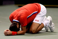 男子テニス、国別対抗戦のデビスカップ（Davis Cup 2013）準々決勝。足首を痛め、コートに倒れ込むノバク・ジョコビッチ（2013年4月7日撮影）。(c)AFP/Getty Images/Matthew Stockman