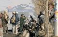 2007年12月4日、カブール（Kabul）で自爆した車の残がいを調べるアフガニスタンの警察。(c)AFP/MASSOUD Hossaini