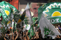 ギリシャ・アテネ（Athens）の党本部前で勝利を祝う中道左派野党・全ギリシャ社会主義運動（PASOK）のヨルギオス・パパンドレウ（George Papandreou）党首と支持者たち（2009年10月4日撮影）。(c)AFP/Louisa Gouliamaki