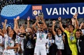 サッカーフランス杯女子決勝、オリンピック・リヨン対パリ・サンジェルマン。トロフィーを掲げ、チームメートと優勝を喜ぶオリンピック・リヨンのウェンディ・ルナール（中央、2020年8月9日撮影）。(c)Philippe DESMAZES / AFP