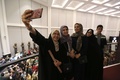 イラン・テヘランのエスピナス・ホテルで、ミュージカル「レ・ミゼラブル」の上演を前に写真を撮る人々（2018年12月3日撮影）。(c)ATTA KENARE / AFP