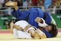 リオデジャネイロ五輪、柔道女子57キロ級3位決定戦で連珍羚（下）と対戦する松本薫（2016年8月8日撮影）。(c)AFP/Jack GUEZ