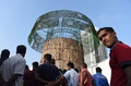 スリランカ・コロンボで世界最大を目指して建設されていた人工クリスマスツリー（2016年12月7日撮影）。(c)AFP/Ishara S. KODIKARA