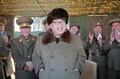 北朝鮮で、新型大口径ロケット砲の射撃訓練を視察する金正恩第1書記。国営朝鮮中央通信（KCNA）配信（撮影日不明、2016年3月22日配信）。(c)AFP/ KCNA VIA KNS