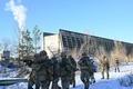 ウクライナの首都キエフ近郊で訓練を受けるウクライナ軍の予備役（2021年12月25日撮影）。(c)Sergei SUPINSKY / AFP