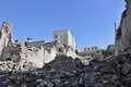 シリア北部アレッポ旧市街で、政府軍側が新たに奪還した地域の荒廃した街並み（2016年12月8日撮影）。(c)AFP/GEORGE OURFALIAN