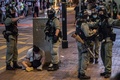 香港で国家安全維持法への抗議集会に参加し、機動隊に拘束された男性（2020年7月1日撮影）。(c)DALE DE LA REY / AFP