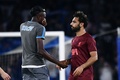 サッカー欧州チャンピオンズリーグ、グループA第1節、ナポリ対リバプール。試合後にナポリのヴィクター・オシムヘン（左）と握手を交わすリバプールのモハメド・サラー（2022年9月7日撮影）。(c)Filippo MONTEFORTE / AFP