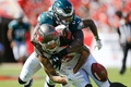 18NFL第2週、タンパベイ・バッカニアーズ対フィラデルフィア・イーグルス。タンパベイ・バッカニアーズのマイク・エバンス（下）のファンブルを誘うフィラデルフィア・イーグルスのマルコム・ジェンキンス（2018年9月16日撮影）。(c)Michael Reaves/Getty Images/AFP