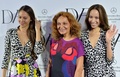 都内で発表された「ダイアン フォン ファステンバーグ（Diane von Furstenberg）」の14/15年秋冬コレクションの会場に現れた（左から）モデルの道端ジェシカ（Jessica Michibata）、デザイナーのダイアン・フォン・ファステンバーグ（Diane von Furstenberg）、道端アンジェリカ（Angelica Michibata、2014年3月19日撮影）。(c)AFP／Yoshikazu TSUNO
